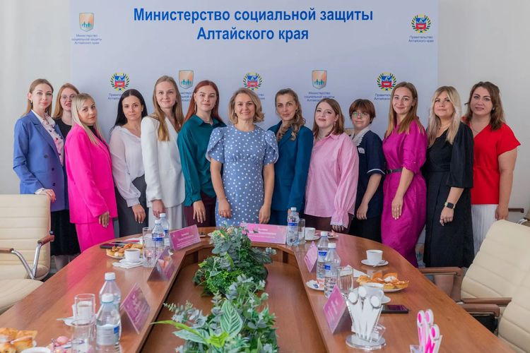photo_uchastnikov_s_ministrom.png